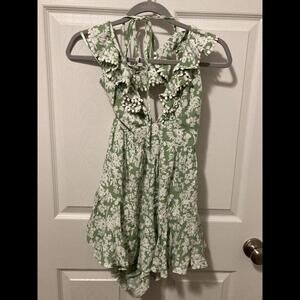 Hello Molly Saints & Secrets Women Green/White Floral Pattern Romper Medium nwt